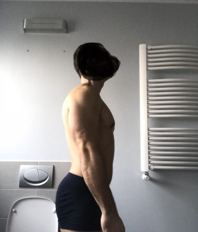 mężczyzna pokazujący swoją obecną formę