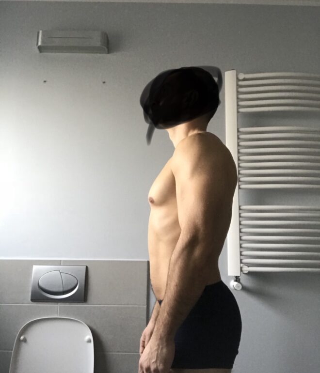 mężczyzna pokazujący swoją obecną formę